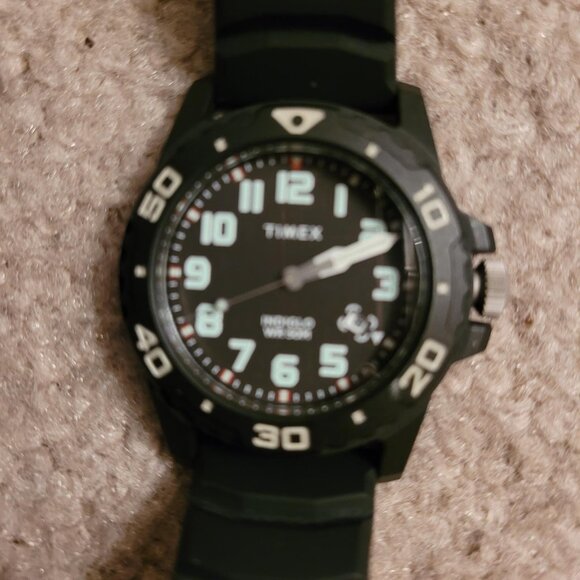 Like-new Timex watch with Indiglo, black rubber band - Picture 1 of 3